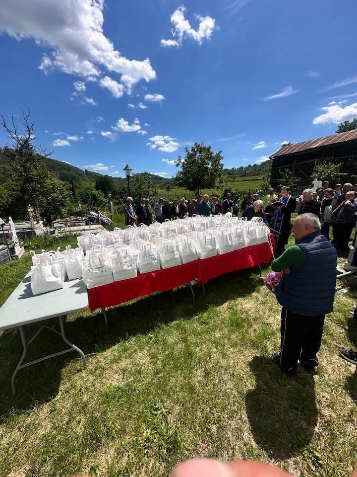 Mese cu pachete de mancare asezate in curtea Bisericii din Brosteni, Mehedinti