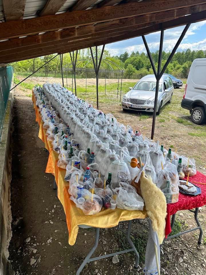 Mese cu pachete de mancare asezate in curtea Bisericii din Brosteni, Mehedinti