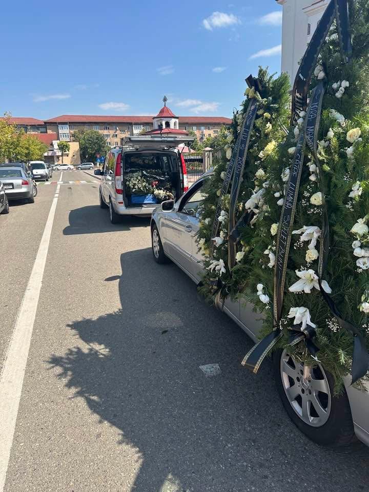 Cortegiu in fața Catedralei Sf Parascheva, Motru