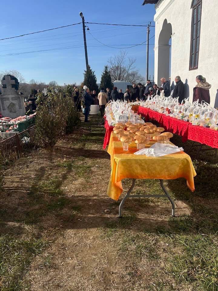 Mese cu pachete de mancare asezate in curtea Bisericii din Brosteni, Mehedinti